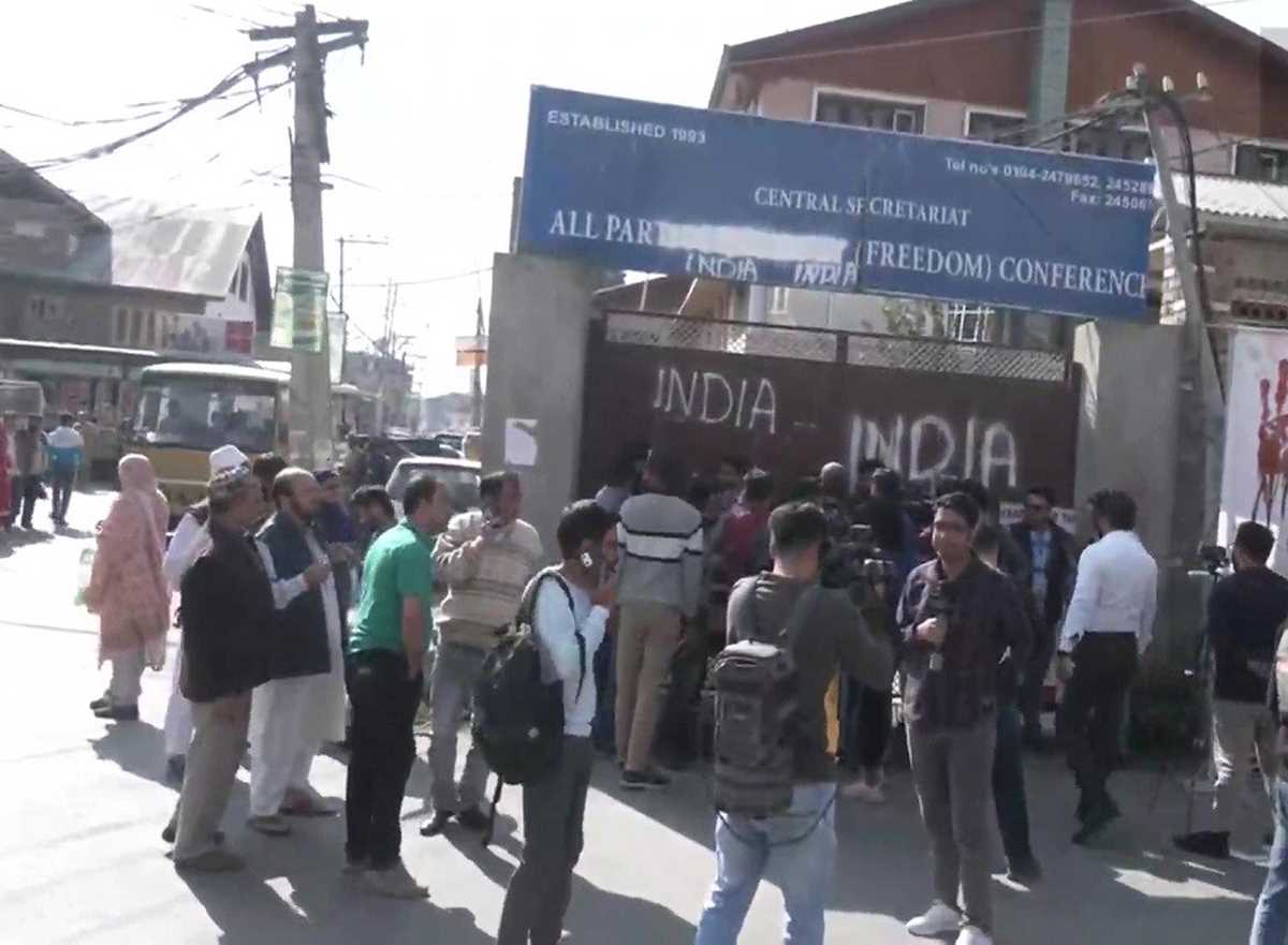 कश्मीरी पंडित की हत्या के विरोध में हुर्रियत के कार्यालय में तोड़फोड़